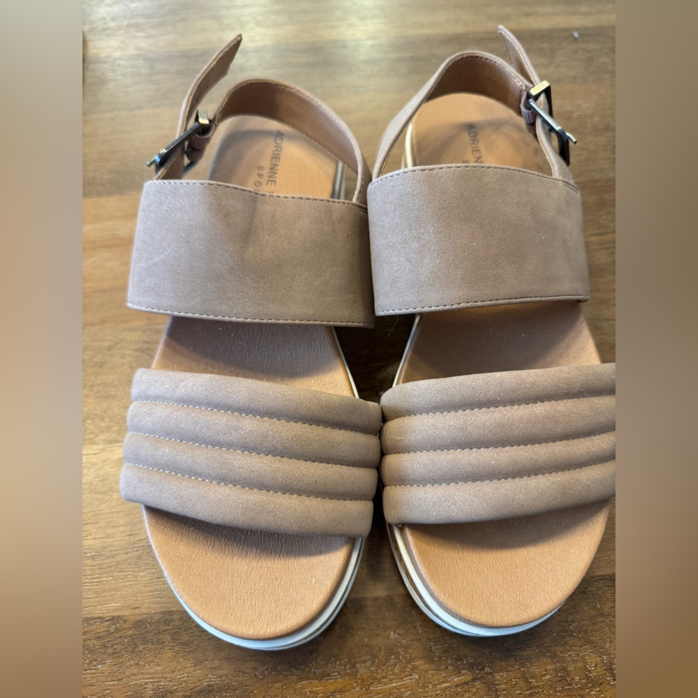 🌸 Adrienne Vittadini Tan sport sandals size 8